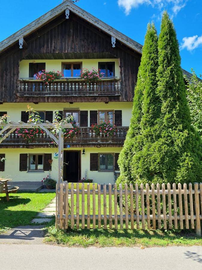 Ferienwohnung für 3 Personen, mit Balkon und Terrasse sowie Garten und Ausblick