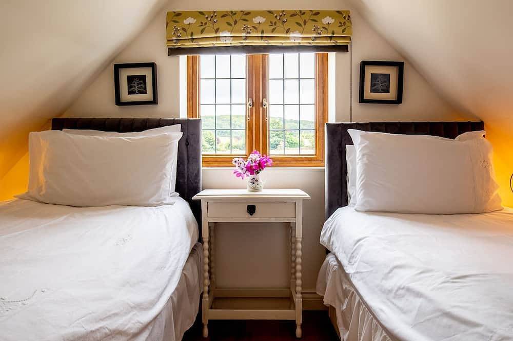 Kingfisher Cottage - sleeps 10 guests  in 5 bedrooms in Winchcombe, Gloucestershire