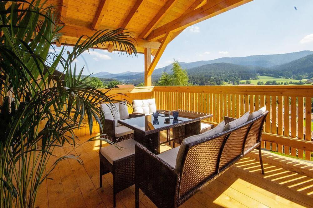 Ganze Wohnung, 90qm-Dachgeschoss Wohnung mit großer Terrasse und Wlan in Lohberg, Ostbayern