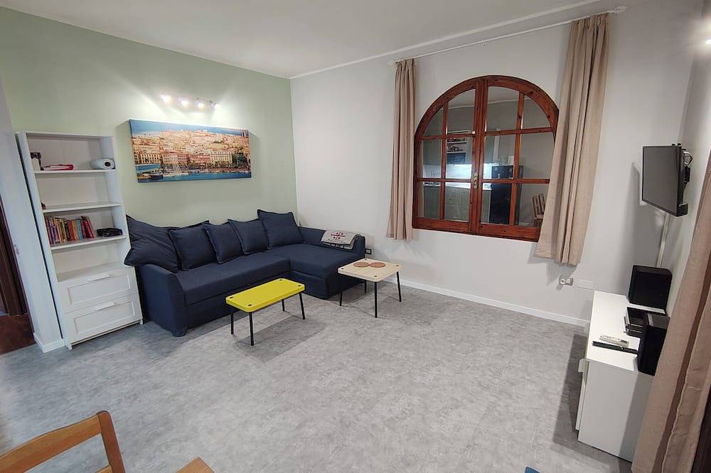 Apartamento entero, Cozy Apartment with Pool & Private Garden near Cagliari in Maddalena Spiaggia, Capoterra