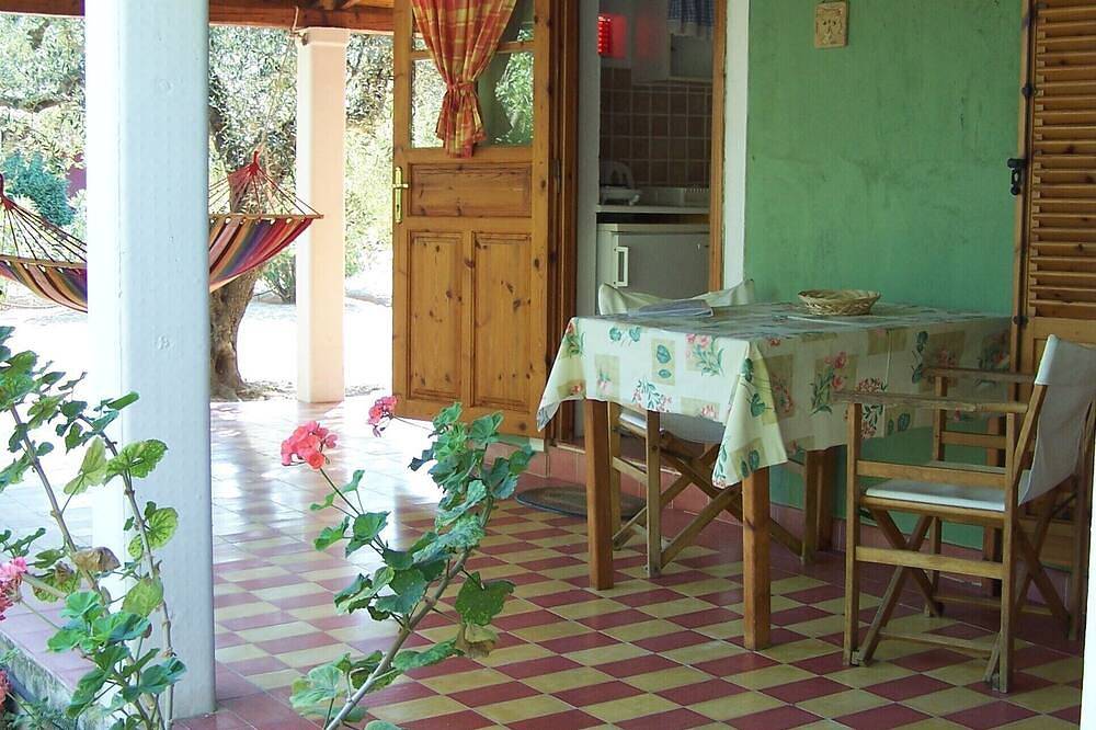 Self catered Daphnes cottage #4 with large veranda and garden near the beach. in Vasilikos, Zante