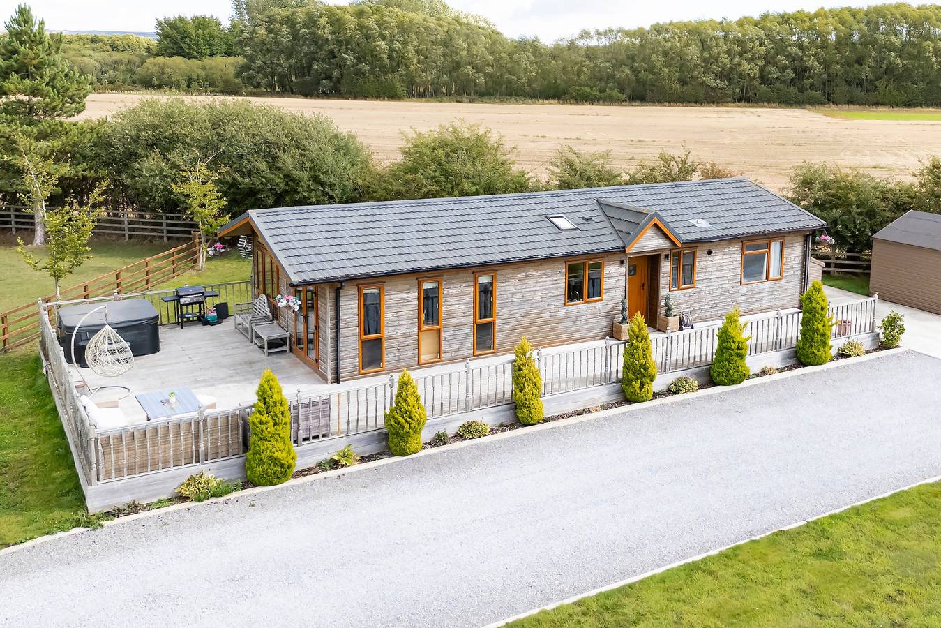 3-Bedroom Lodge- Pet Friendly- Hot Tub in Barmby Moor, East Riding of Yorkshire