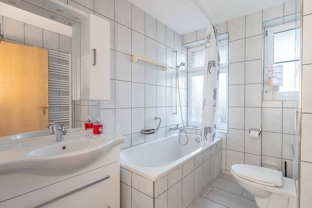 Ganze Wohnung, Spiez Center Apt: Free Parking, Near Interlaken in Spiez, Thunersee