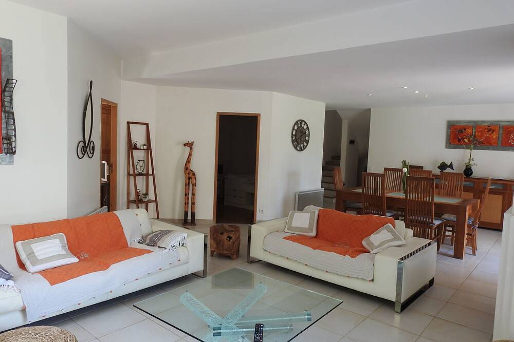 Upscale villa near Uzes, private swimming pool, enclosed grounds, Wifi. in Collias, Nimes region