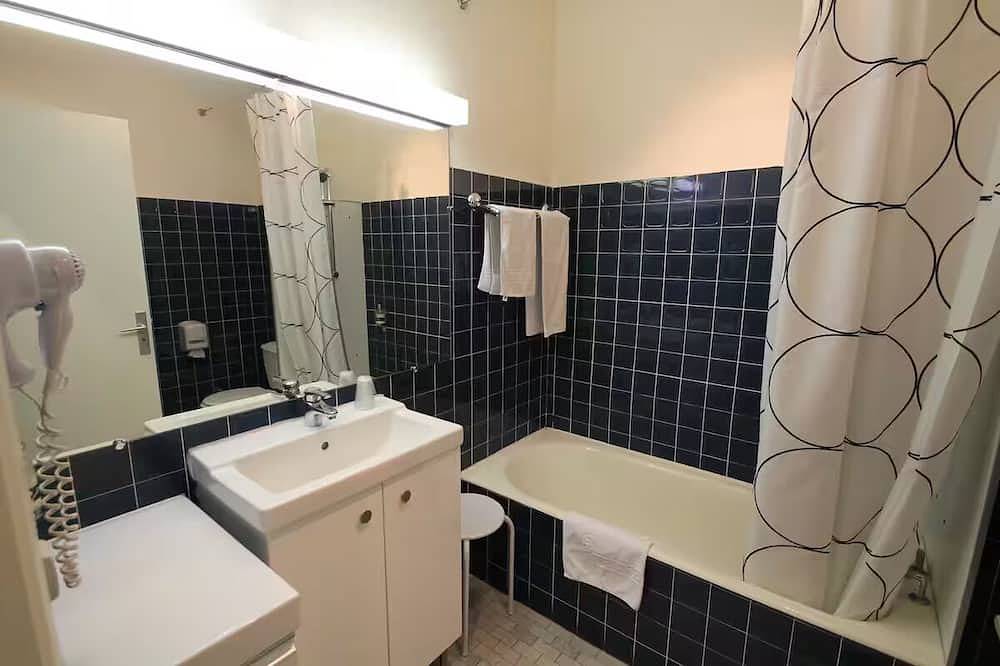 Comfortable Stay with Cozy Rooms and Proximity to Olympic Park, Free Parking in Saint-Priest, Lyon region