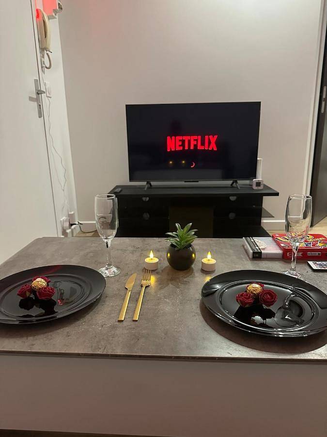 Appartement entier, Jacuzzi Privé & Cinéma - Suite Romantique in Essey-lès-Nancy, Région de Nancy