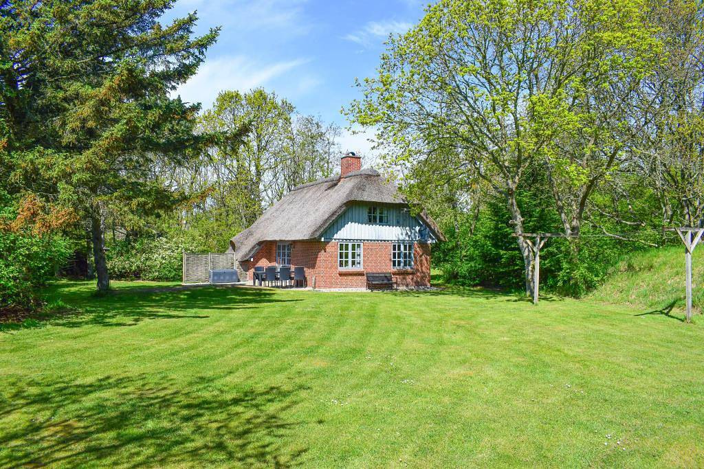 Cosy thatched roof house in the middle of the forest - The large ground is completely closed in Vester Husby, Husby