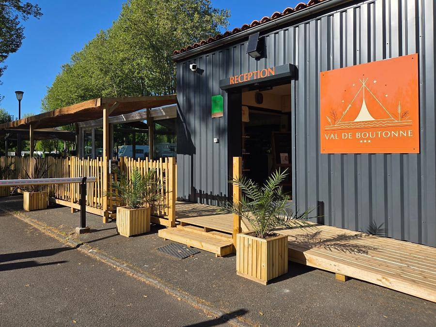 Camping Val de Boutonne - Mobilheim 4 personen - Ibiza 27,5m² + halbüberdachte Terrasse in Saint-Jean-d'Angély, Saint-Jean-d'Angély und Umgebung