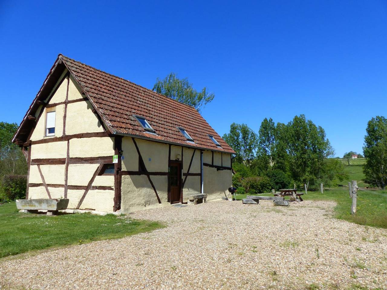 Maison authentique de Sologne avec piscine partagée, jardin et 3 chambres in Diou, Allier