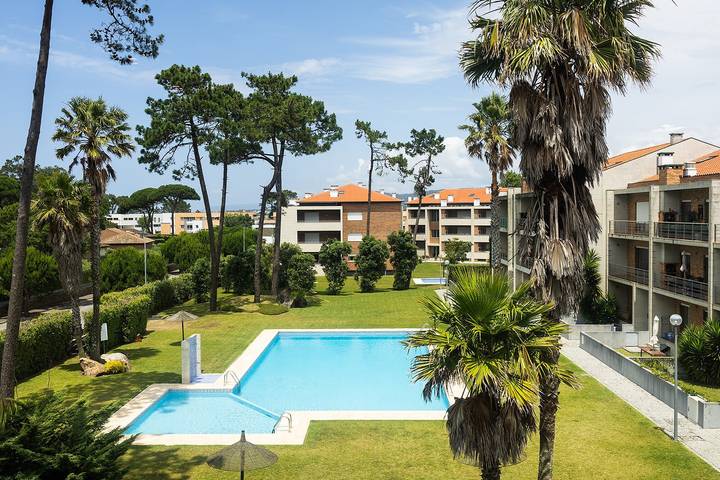 Gîte pour 8 personnes, avec Balcon et Jardin dans Fão
