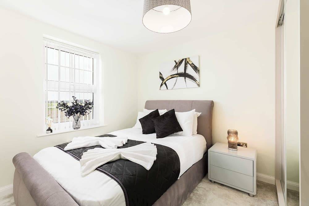 Family Home | Office, Garden & Country Park Views in Warwick, Warwickshire