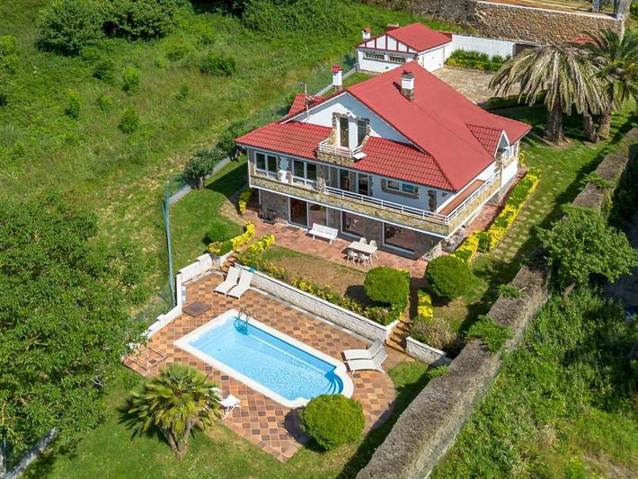 Casa rural para 12 personas, con Balcón y Terraza además de Jardín y Piscina en Laredo