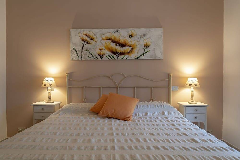 Stylish Trulli with Private Pool for 4 guests in Puglia in La Pergola, Bari Province