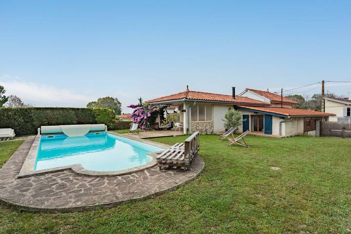 Location de vacances pour 8 personnes, avec Balcon et Terrasse ainsi que Jardin et Piscine à Sames