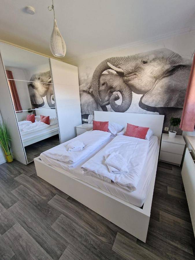 Ferienhaus für 6 Personen, mit Whirlpool und Terrasse sowie Garten und Pool