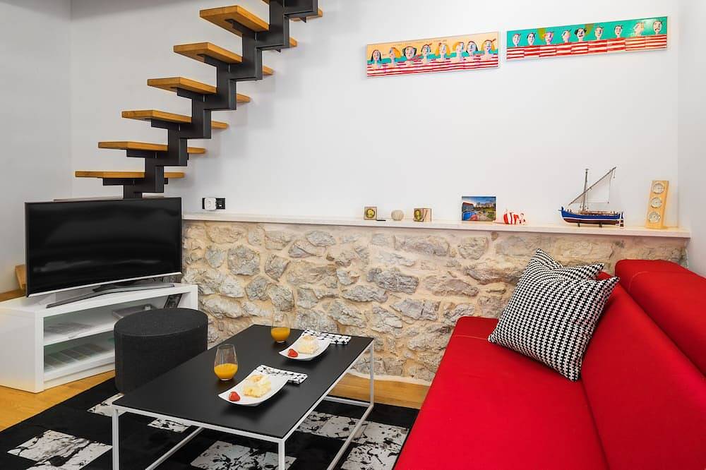 Gemütliches Haus Mia, mit beheiztem Pool, Whirlpool im Pool und Bbq ... in Dugopolje, Dalmatinisches Zagora