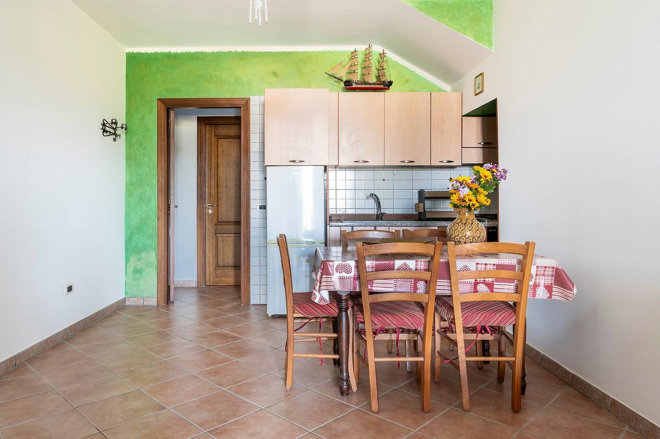 Appartamento intero, Appartamento 'Residence degli Oleandri - Terra' con terrazza privata, Wi-Fi e aria condizionata in Santa Cesarea Terme, Provincia di Lecce