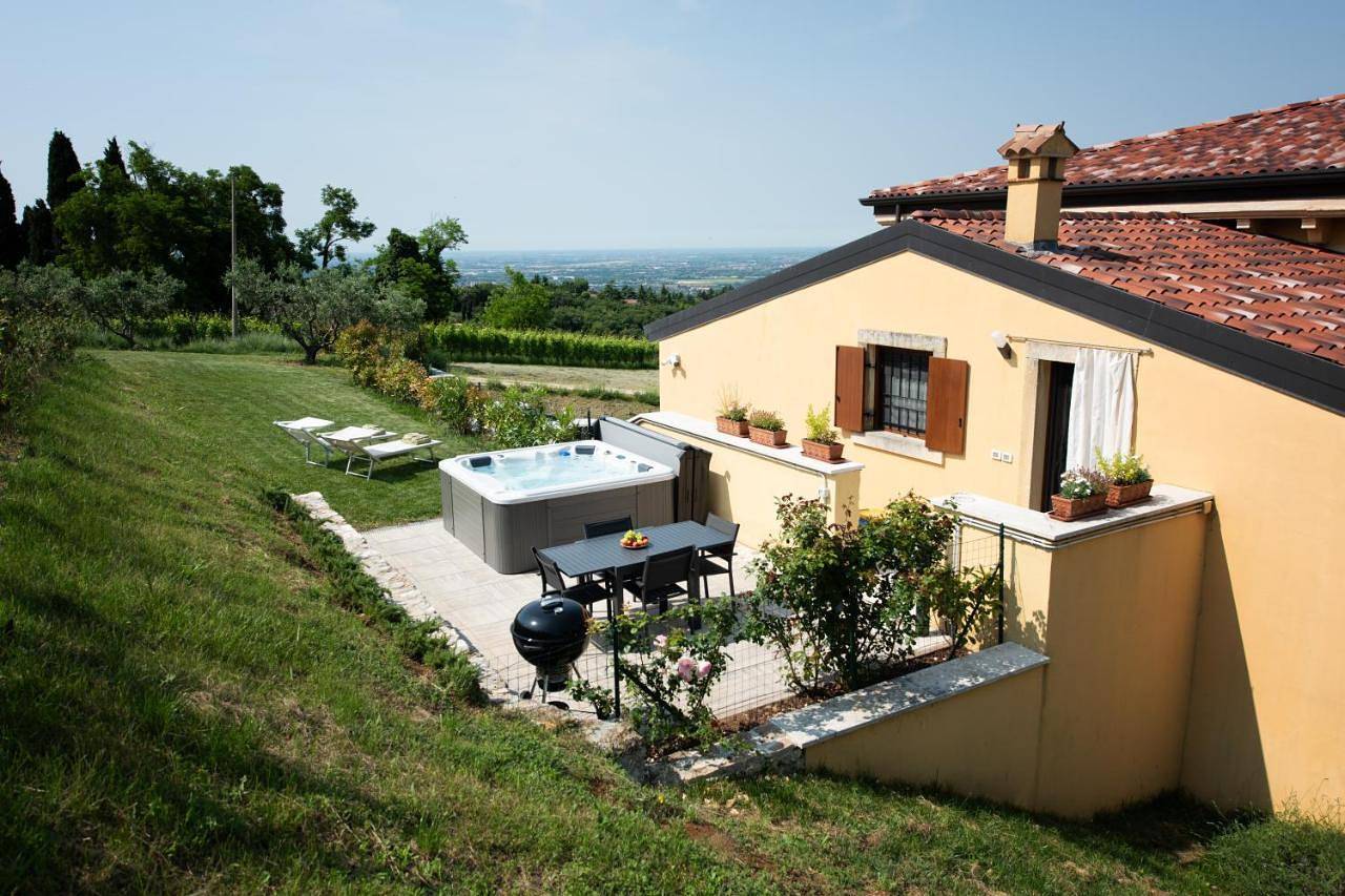 Appartamento intero, Agriturismo Corte Busola Private Jacuzzi with Breathtaking Views of Valpolicella in Verona, Provincia di Verona