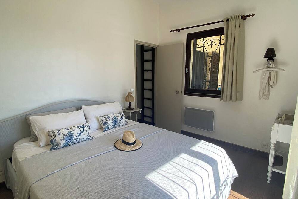 Mas spacieux, vue, jardin, terrasse, parking privé. Plages et restaurants à 300m in Théoule-sur-Mer, Massif de l'Esterel