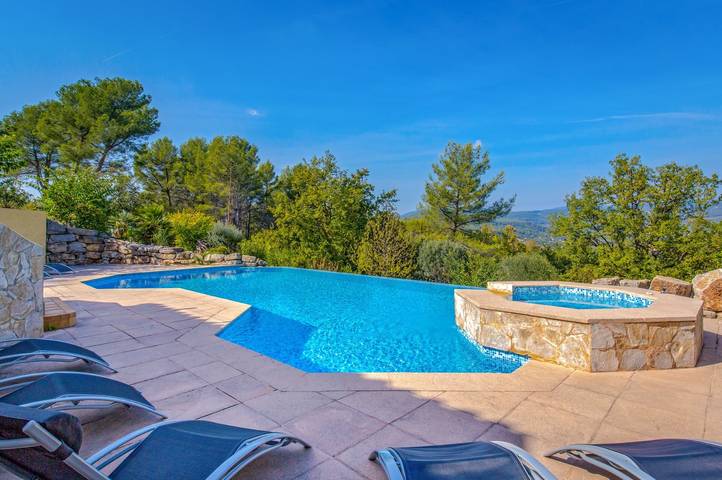 Amplia Villa Colombes con vistas, aire acondicionado y piscina infinity in Draguignan, Region de Draguignan