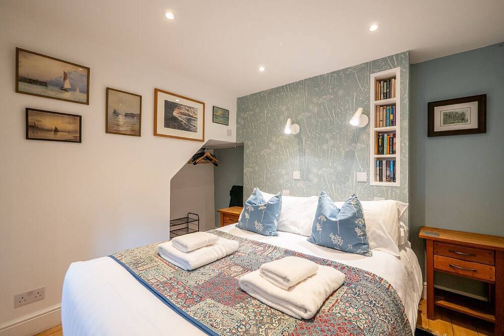 Stylish Reverse-Level Retreat for couples in Totnes, Devon