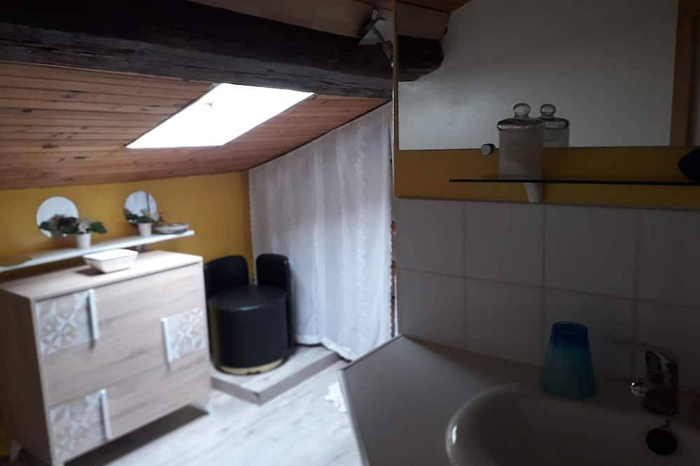 Appartement entier, T 3 mansardé dans maison de caractère in Loubens, Parc naturel régional des Pyrénées ariégeoises