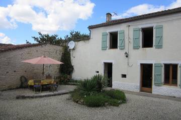 Gîte pour 4 personnes, avec terrasse à Coulgens