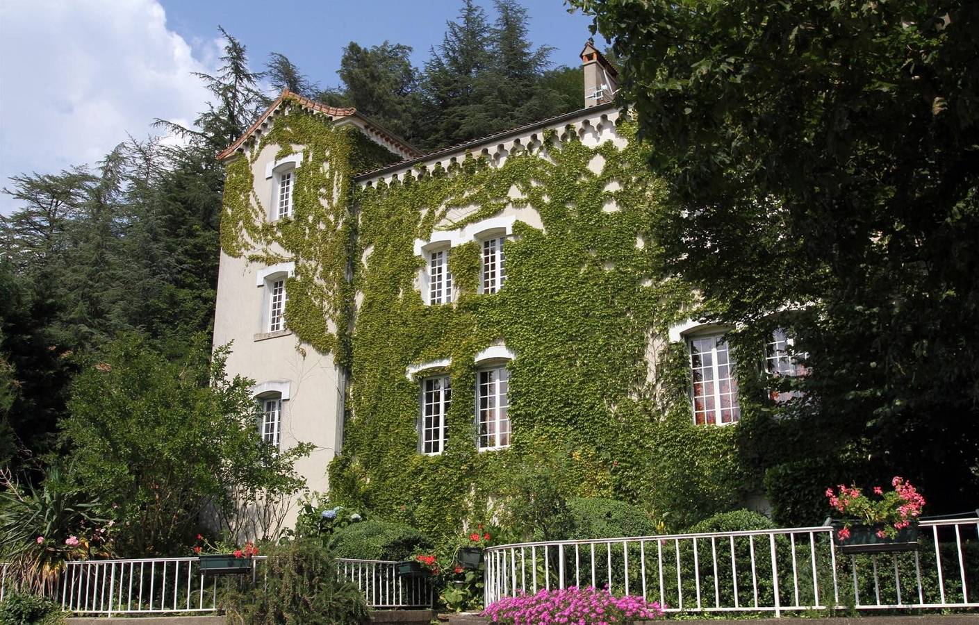Ferienhaus „Villa Aimée“ mit Bergblick, Balkon und Wlan in Vals-les-Bains, Parc naturel régional des Monts d'Ardèche