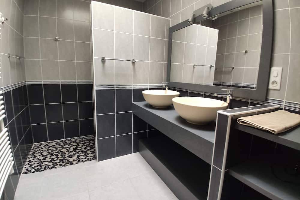 Gite with swimming pool and beach  in Le Tour-du-Parc, Côte des Mégalithes