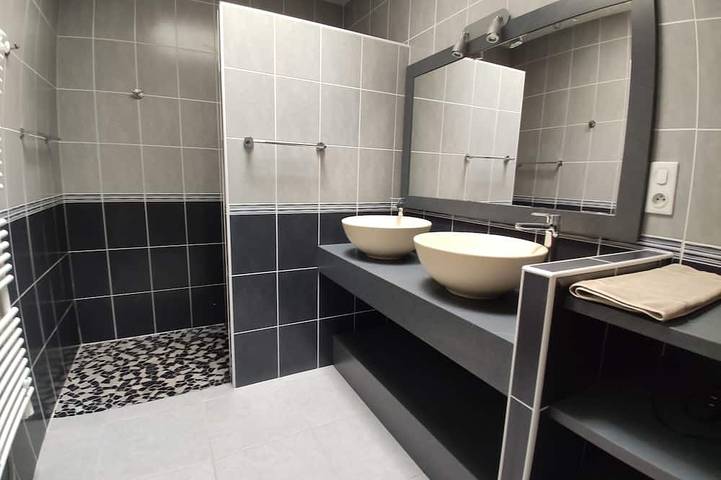 Gîte pour 5 personnes, avec piscine à Le Tour-du-Parc - 4