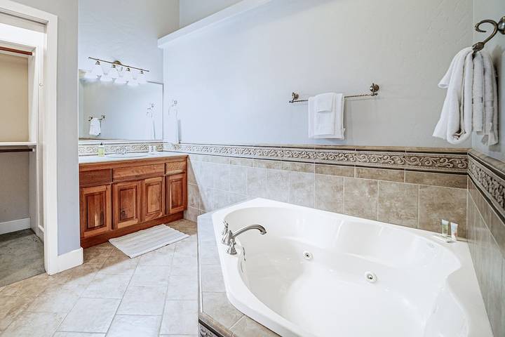 Vacation house for 14 people, with yard and hot tub as well as balcony in Oregon Coast