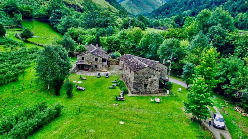 Apartamento para 13 personas, con terraza además de vistas y jardín, Se admiten mascotas en Vega de Pas