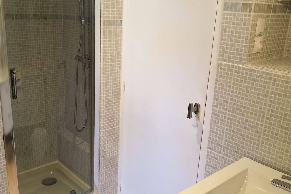 Apartamento entero, Nuevo estudio con piscina privada a 5 minutos de la playa. in Saint-Paul-de-Vence, Region de Cannes