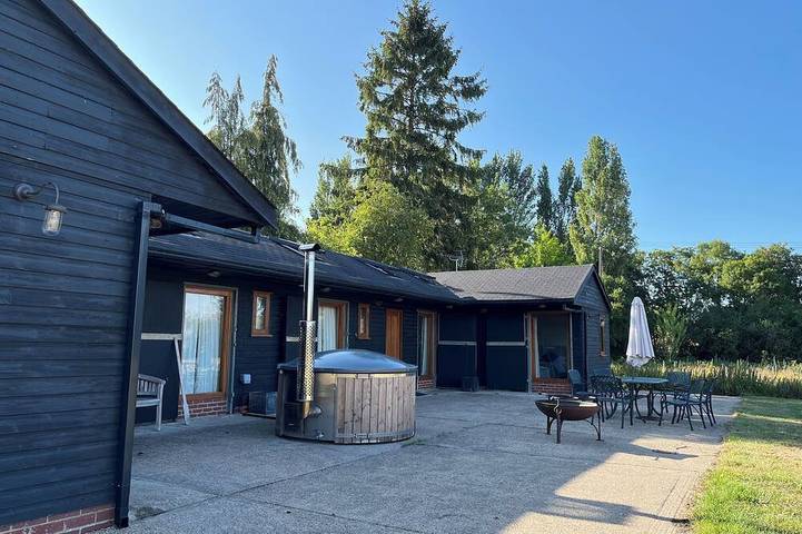 Holiday rental for 7 people, with garden and hot tub as well as terrace in Suffolk