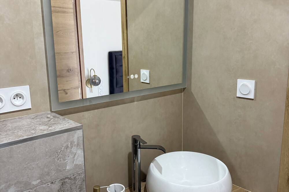 Entire apartment, Luxury Suite Romantic escape & absolute well-being King size bed Jacuzzi. in Montbéliard, Doubs