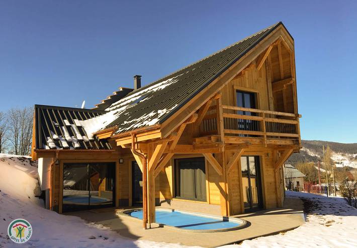 Gîte pour 10 personnes, avec terrasse et sauna ainsi que piscine et jardin