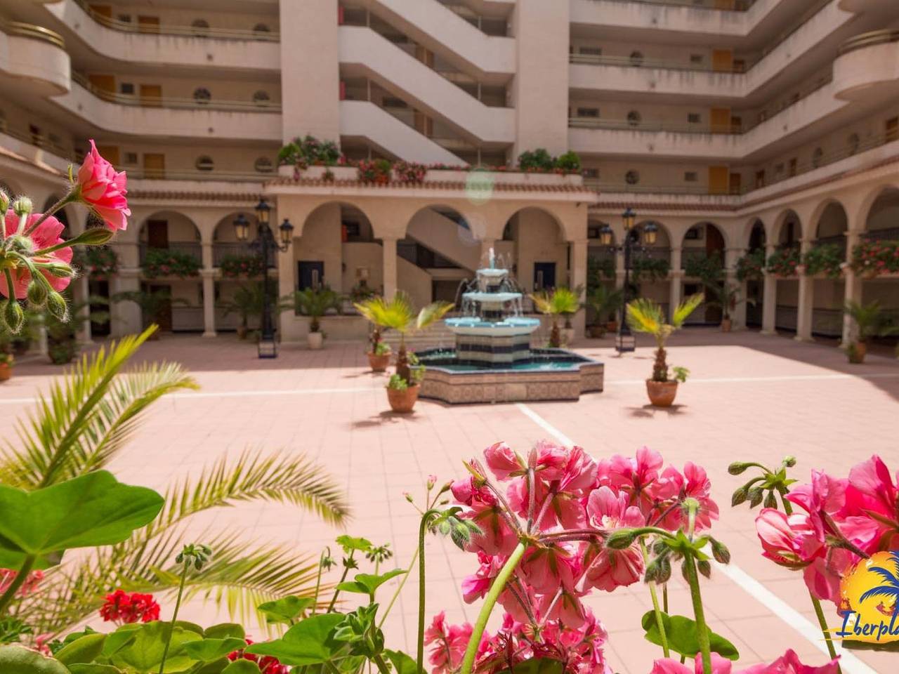 Apartamento vacacional entero, Bonito apartamento 4 pax, con piscina cerca de la plaza Europa de Salou. in Salou, Costa Dorada