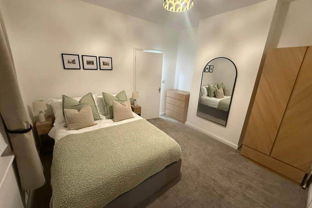 Entire apartment, Sleek 1-Bed Flat near Warwick Castle + Parking in Warwick, Warwickshire