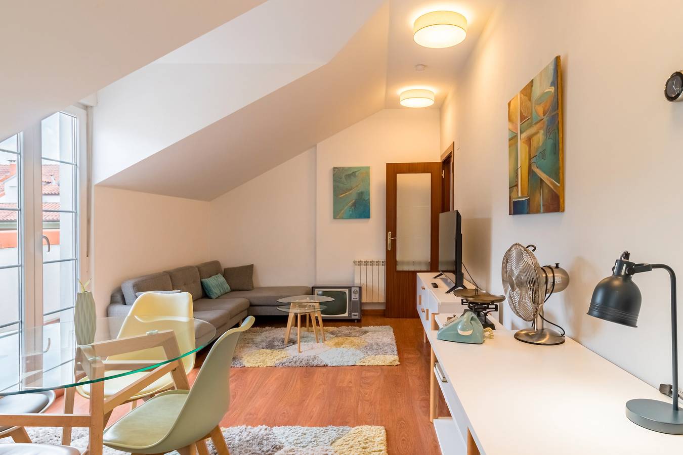 Ganze Wohnung, Ferienwohnung 'Fabuloso' mit Bergblick, Gemeinschaftspool und Wi-Fi in Castañeda, Kantabrische Küste