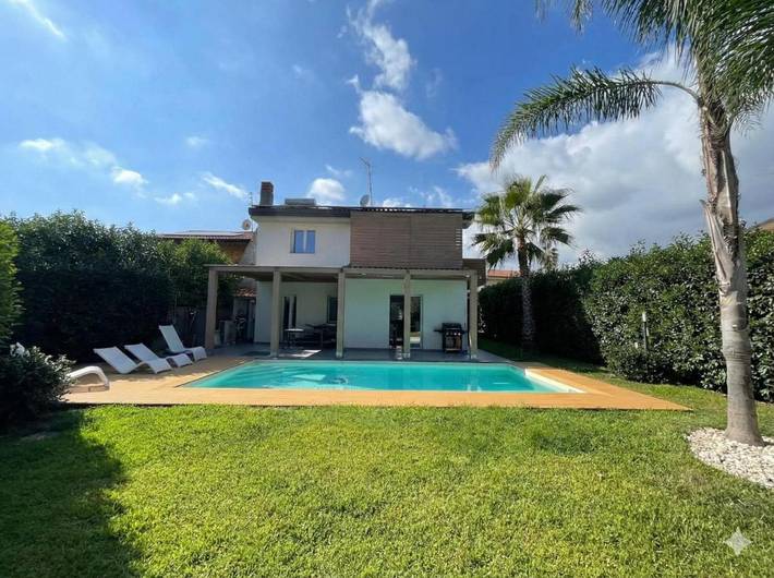 B&b per 3 persone, con piscina e terrazza nonché giardino e panorama a Trecastagni