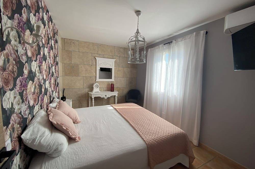 Villa with heated swimming pool, pool house and petanque court in Arlés, Region de Arles