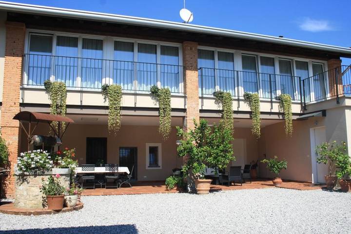 Chambre d’hôte pour 2 personnes, avec Terrasse et Jacuzzi ainsi que Jardin et Sauna à Passirano