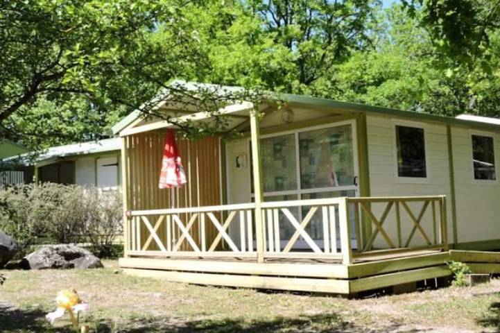 Gîte pour 3 personnes, avec piscine et terrasse à Neffes