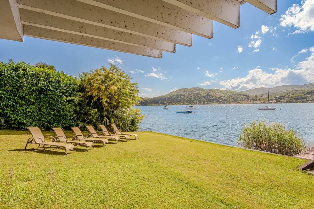 Italian Lakes lakeside villa with direct lake access in Spiaggia Canottieri, Ranco