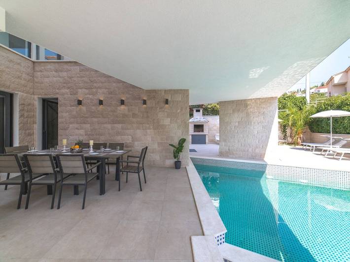 Villa für 14 Personen, mit Garten und Sauna sowie Whirlpool in Trogir