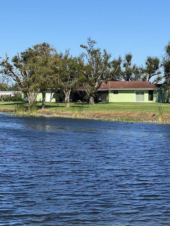 Beautiful home on a 3 acre lake with security in Clewiston, Lake Okeechobee