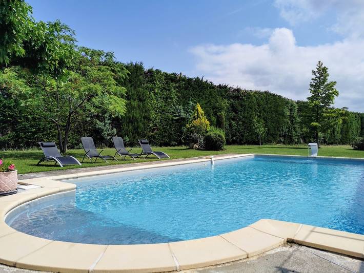 Gîte pour 10 personnes, avec piscine ainsi que jardin et terrasse