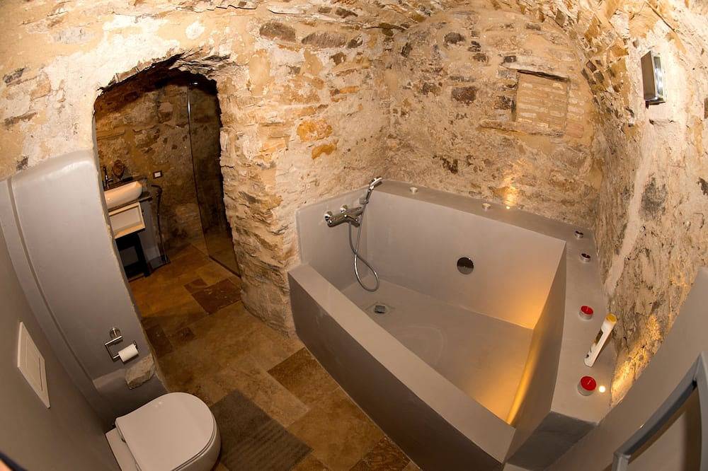 Ganze Wohnung, Urige Ferienwohnung in einer alten Oelmühle in Montegrazie, Imperia