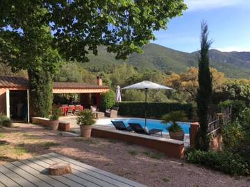 Gîte pour 2 personnes, avec vue ainsi que piscine et jardin à Peri