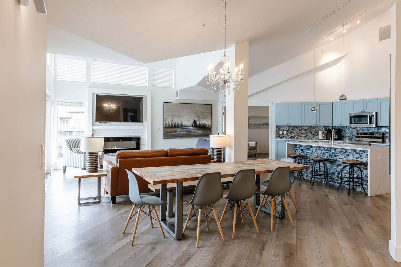 Ganze Wohnung, Luxury Penthouse • Lakefront • Pool • Hot Tub in West Kelowna, Crystal Mountain